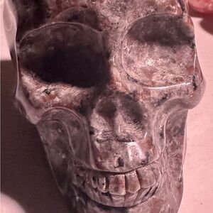 Yooperlite Skull Sculpture - Glows under black light. 1 pd.